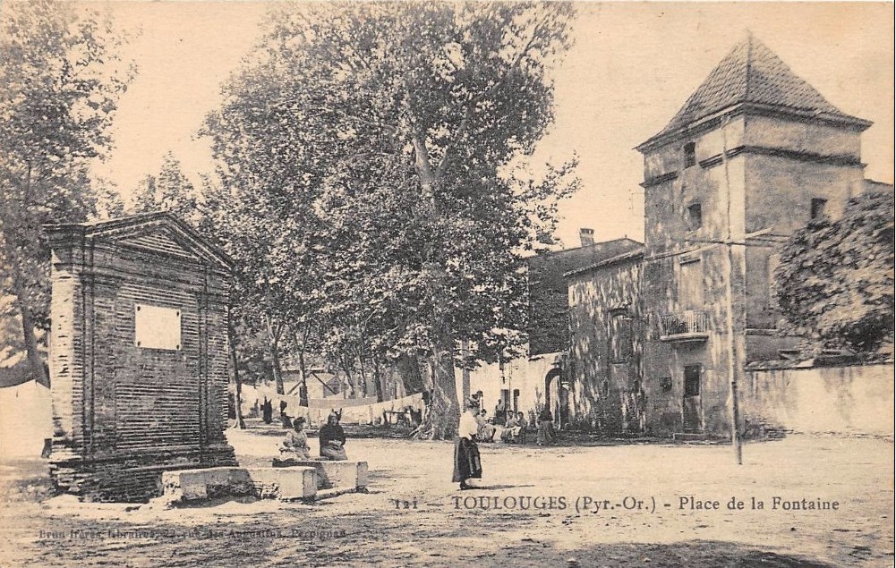 Toulouges  place de la fontaine